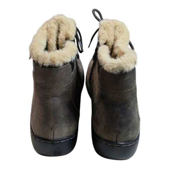 Clarks Women's Cora Chai SHERPA LEATHER DISTRESSED Ankle BootS SIZE 11 NEW - Picture 2 of 9